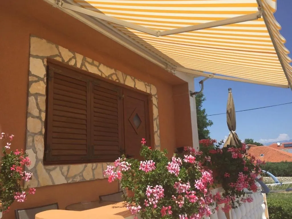Studio Apartment In Nin With Balcony, Air Conditioning, Wi-Fi