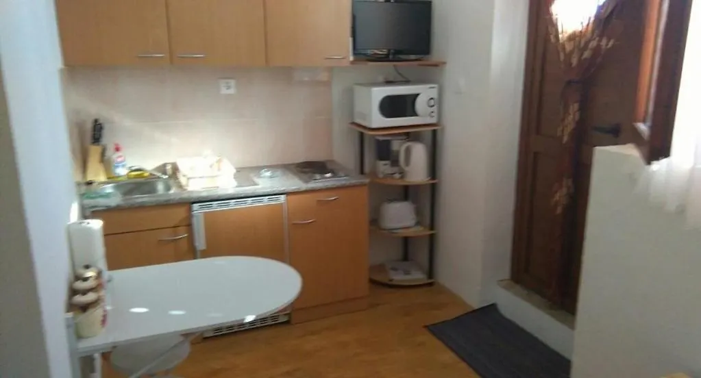 Studio Apartment In Nin With Balcony, Air Conditioning, Wi-Fi